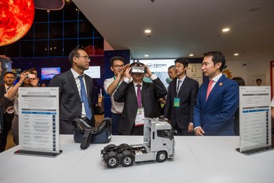 คำบรรยายภาพ - สัมผัสเทคโนโลยี VR ของโฟตอน มอเตอร์ ณ China Pavilion ระหว่างมหกรรม Expo 2017 Astana