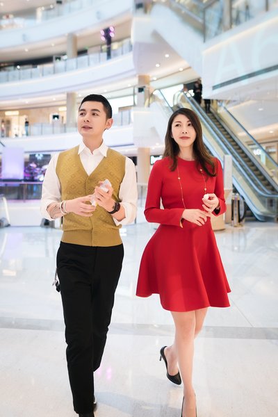 上海恒隆廣場總經理胡惠雅女士（右）陪同內地炙手可熱的時尚網絡紅人gogoboi走訪恒隆廣場內的高端品牌。