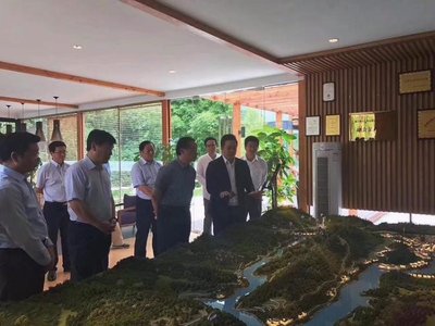 御庭集团董事长仲维杰先生向领导团展示安缇缦度假区的“旅游+”模式