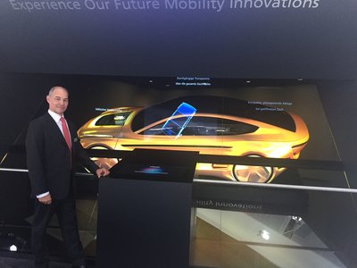 伟巴斯特中国区总裁兼CEO Freddy Geeraerds演示充满科技感的创新展示模型，展示伟巴斯特用于未来车辆的科技