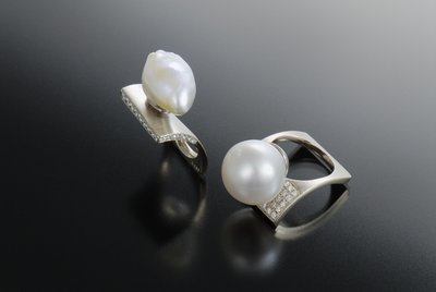 Designed by Hiroko Saito using simple and unique contours to enhance the beauty and elegance of South Sea Pearls.