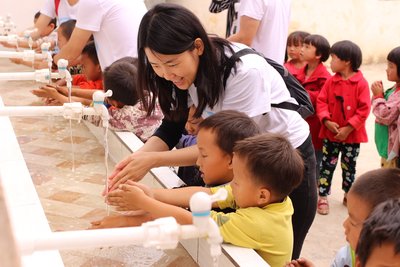 孟山都基金会志愿者与幼儿园小朋友互动