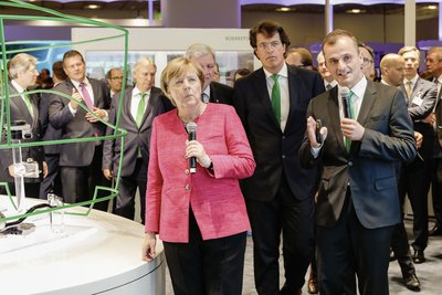 德国总理安格拉-默克尔博士亲临舍弗勒展台，听取舍弗勒针对未来驱动的创新技术解决方案。