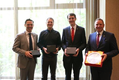 左至右 - 普利斯设计集团Shaun Munday和Andrew Comer，布里斯班市长Graham Quirk及深圳华侨城洲际大酒店总经理Daniel Arbenz