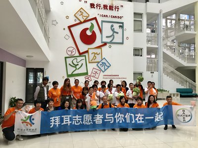 拜耳志愿者携手上海市浦东新区辅读学校学生开展蔬菜种植志愿活动