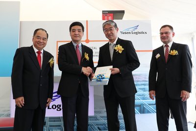 Yusen Logistics AutoStore Launching Ceremony: From left to right: Mr. Ng Kim Hung, Managing Director, Yusen Logistics Singapore, Mr. Heng Chee How, Deputy Secretary-General of the National Trades Union Congress and Senior Minister of State, Prime Minister's Office, Mr. Kenji Mizushima, President & Representative Director of Yusen Logistics Co. Ltd, Mr. Francis Meier, Head of Asia Pacific WDS, Swisslog