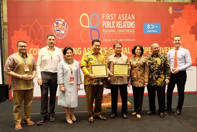 Rudiantara, Indonesian Ministry of Communication and Informatics; Petrus Reinhard Golose, Bali Police Chief; Prita Kemal Gani, APRN President and stakeholders at the opening event.