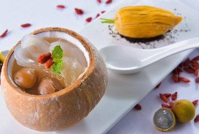 “洲际行家主厨菜单”之椰皇炖龙眼海底椰和田园萝卜酥