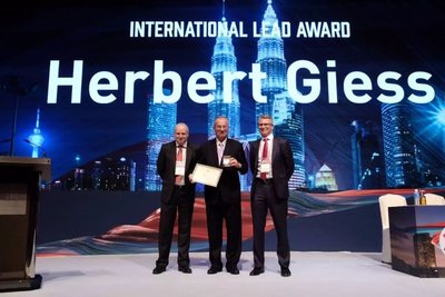 南都电源首席科学家Herbert Giess获行业至高荣誉