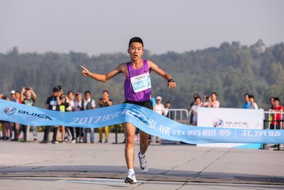 BJ0001号选手王浩摘得“2017别克10公里城市路跑赛”的北京站桂冠，这也是中国选手首次获得分站冠军。
