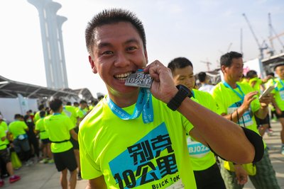 每位完成比赛的跑友都获得了 “2017别克城市10公里路跑赛”的勋章