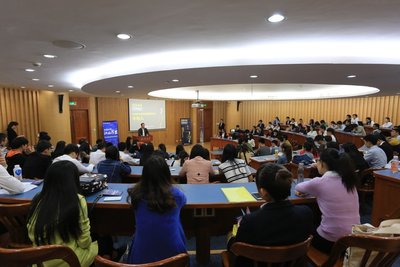 Jay Wei delivers a speech at Xiamen University