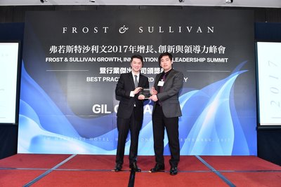 沙利文董事总经理王晨晖为小视科技CEO杨帆颁奖
