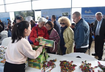 Copenhagen-based attendees visiting the exhibition area for Sanya’s local specialty products