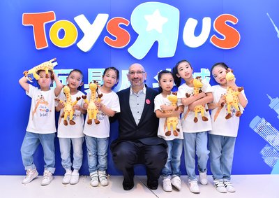 玩具反斗城中国区董事总经理罗伊森马蒂诺与开业现场表演小朋友合照