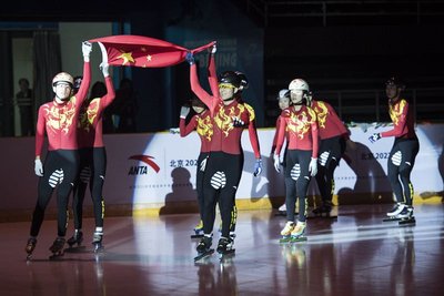 中国短道速滑国家队带来接力表演