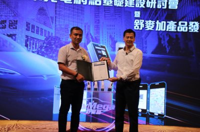 舒麦加产品发布会上，Intertek华南电子电气总监谢秀杰先生为舒麦加在授予CB证书