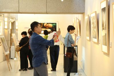 市民观看吴裕泰130周年主题展