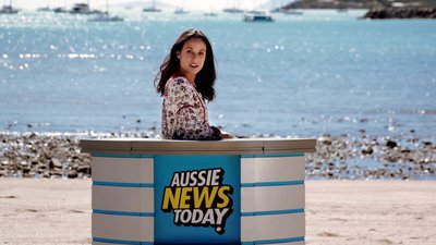 電視主持人緹艮-納什在昆士蘭州聖靈群島為Aussie News Today報導新聞