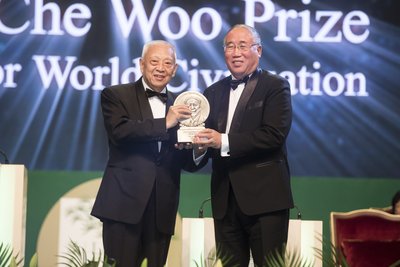 2017年呂志和賞--世界文明賞持続可能性部門賞を受け取る謝鎮華氏