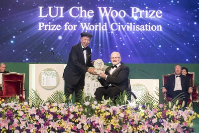 IPCを代表して2017年呂志和賞－世界文明賞積極的活力部門賞を受け取る国際パラリンピック委員会（IPC）会長フィリップ・クレイヴァン卿