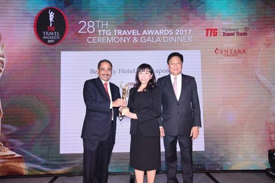 Arief Yahya, Minister of Tourism, Indonesia and Darren Ng, Managing Director, TTG Asia Media presenting the Best City Hotel – Singapore award to Jennifer Chin, Executive Assistant Manager of Mandarin Orchard Singapore