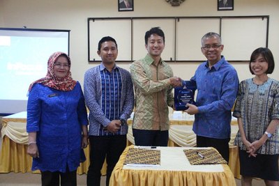 left - right: Dra. Hj. Rusdiana, M.Si - Headmaster of SMAN 3 Palembang, Fajri Nuari - Government Relations Quipper Indonesia, Yuta Funase - Co-Country Manager Quipper Indonesia, Drs. Widodo, M.Pd - Head of Education Institution of South Sumatera Province and Mareza Bahariyani - Quipper Indonesia staff