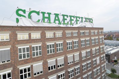 新舍弗勒标识在施韦因富特工厂的23号楼揭幕。