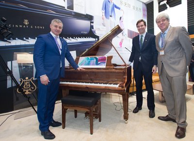 施坦威全球首席执行官罗恩-罗斯彼先生（左一），施坦威全球首席财务官及运营官本杰明-斯坦纳先生（左二），施坦威亚太区荣誉主席维尔纳-胡斯曼先生（右一）揭幕全球典藏版“亚洲丛林”SPIRIO新悦钢琴