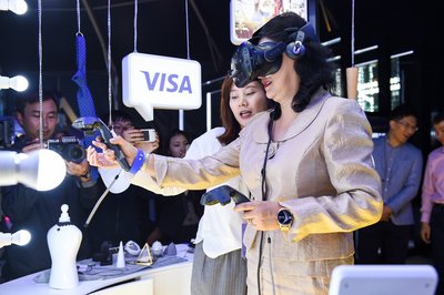 Visa大中华区总裁于雪莉女士正通过虚拟现实化身国外时尚买手