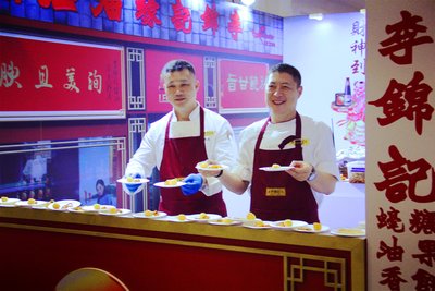 2017年度“中华金厨奖”获得者-李锦记厨务经理张良（左）与周延涛演示美食烹制