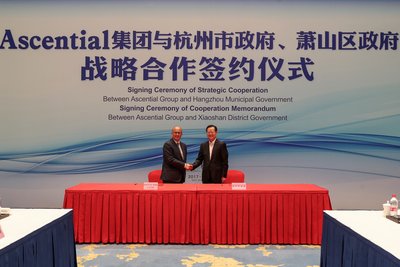 Duncan Painter,Chief Executive, Ascential and Xie Shuang Cheng, Vice Mayor of Hangzhou