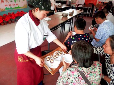 希望廚師朱麗華為老人們送上親手制作的重陽(yáng)糕