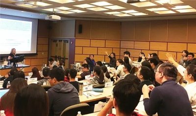 课堂上清华-康奈尔双学位金融MBA2017级同学们热烈发言