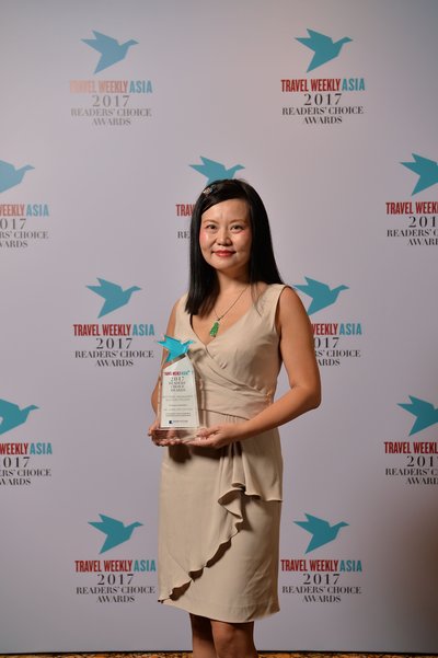 Kimi Jiang, VP of APAC HRS receving award at Travel Weekly Asia Readers' Choice Awards 2017