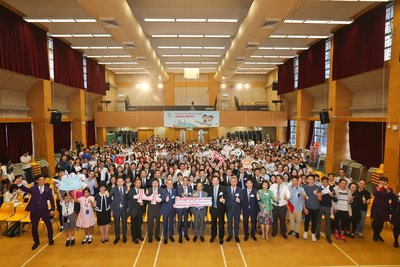 主礼嘉宾与参与“飞越云端-拥抱世界”学生赞助计划的学校代表及学生大合照。
