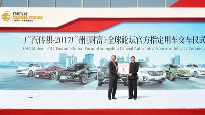 Yan Jianming (kanan), Timbalan Presiden Umum GAC Motor, menyerahkan kunci kereta kepada John Needham (kiri), Pengarah Urusan Forum Fortune Global 