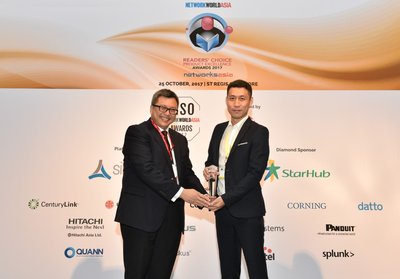 Henry Li, IT Product Director, Huawei Singapore (right) receives award from Tony Lee, Vice President, Group Business Solutions & Systems, CapitaLand.
