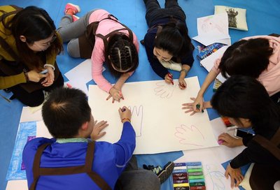 北京赛诺菲义工陪伴自闭症儿童尝试艺术疗愈，用绘画感知世界
