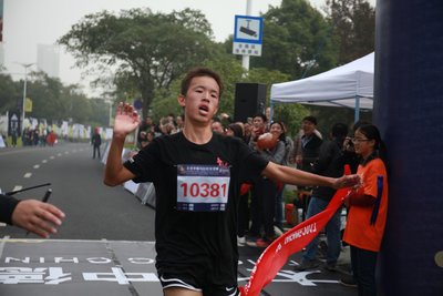 田坤撞线 获得男子13公里组冠军及奖金3000元整