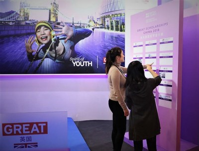中国国际教育展观众现场了解非凡英国奖学金计划
