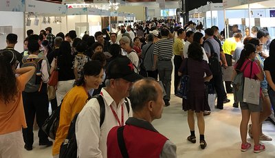 “台湾珠宝首饰展览会”开展首日涌入上千人潮。