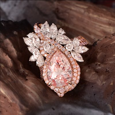 東龍珠鑽石集團展示3.01克拉水滴型粉色彩鑽戒指。