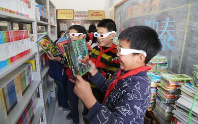 “勒泰图书馆”藏书共计1万余本，让孩子们从此告别“书荒”