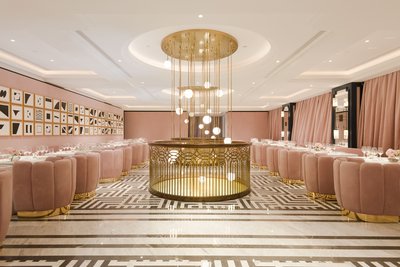 取灵感于Jason Wu全新香氛粉色色调饰以金色点缀的餐厅主题