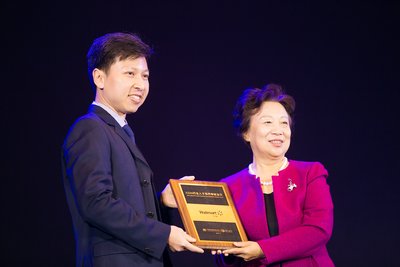 沃尔玛大卖场中国业务总裁陈文渊代表沃尔玛中国领取CCFA行业人才培养奉献金奖