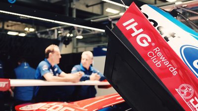 IHG® 优悦会至悦精英会员在2017 FIA世界耐力锦标赛上海6小时比赛期间，进入上海国际赛车场福特车队的维修区、工作间与专业人士交流。