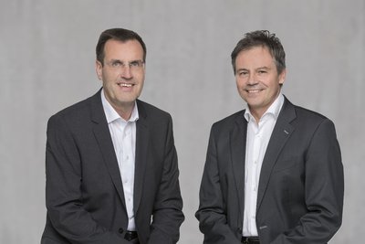 คำอธิบายภาพ: Hans-Joachim Schwabe ซีอีโอหน่วยธุรกิจ Specialty Lighting ของ Osram (ขวา) และ Andreas Wolf หัวหน้าหน่วยธุรกิจ Body & Security ของ Continental (ซ้าย) ประกาศเจตนารมณ์ในการจัดตั้งบริษัทร่วมทุนเพื่อพัฒนาโซลูชั่นไฟอัจฉริยะสำหรับอุตสาหกรรมยานยนต์