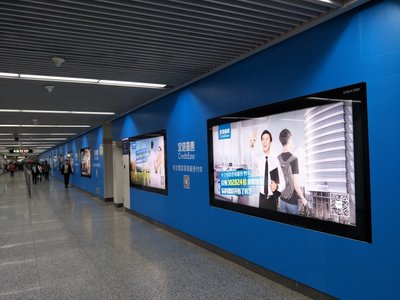 地铁通道中的宜信普惠广告
