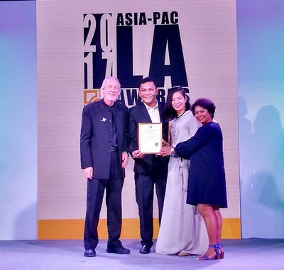 Feisal Noor, vice president, Buildings + Places, Southeast Asia (second from left) receiving the Award of Excellence from the International Federation of Landscape Architects at the Asia-Pac LA Awards 2017.